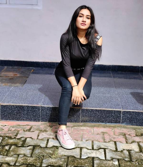 கருப்புத்தான் இவருக்கு அழகு போல