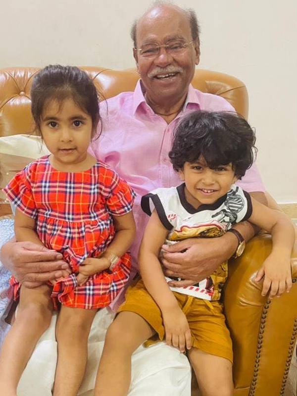 Pmk founder Ramdoss who played with grandchildren 