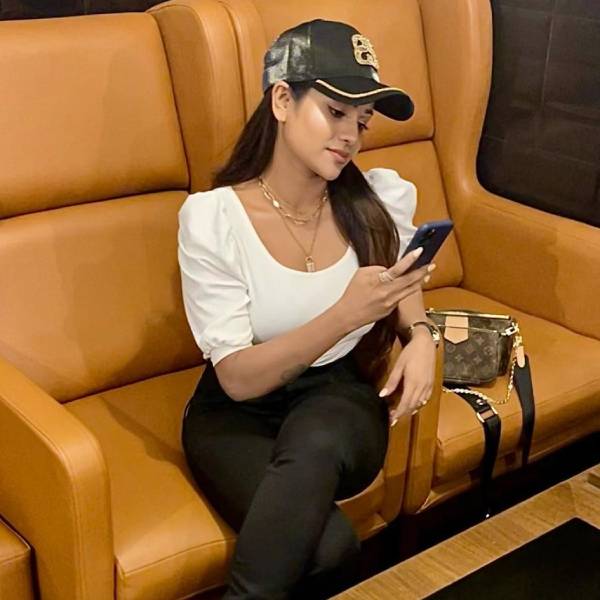 மாடர்ன் உடையில் குத்தாட்டம்