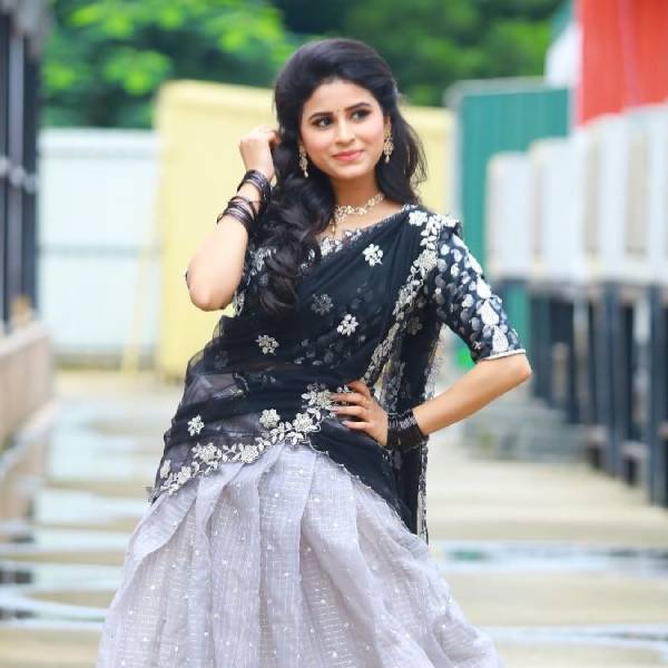 மேக்கப் கொஞ்சம் தூக்கலா இருக்கு மேக்கப் கொஞ்சம் தூக்கலா இருக்கு