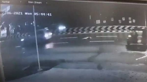 சடலத்தின் மீது வாகனங்கள்