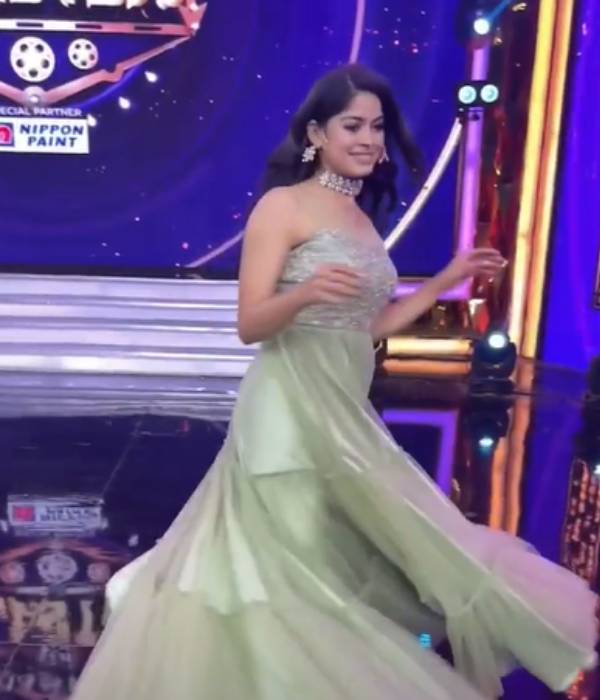 சிரிப்பாலே கவர்ந்துவிட்டார்