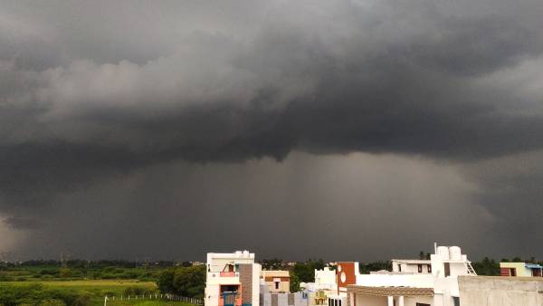 மாலையிலேயே இருண்ட சென்னை