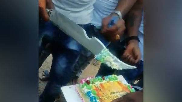 அரிவாளால் கேக் வெட்டி.. அரிவாளால் கேக் வெட்டி..