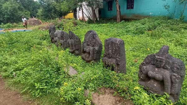 சிவலிங்கத்தின் பின்புறம் 