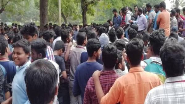 மாணவர்கள்