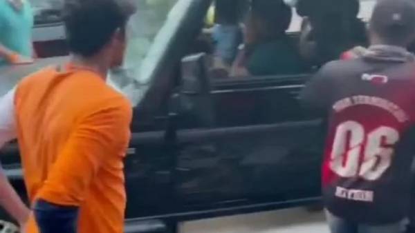 தாக்கப்பட்டார் 