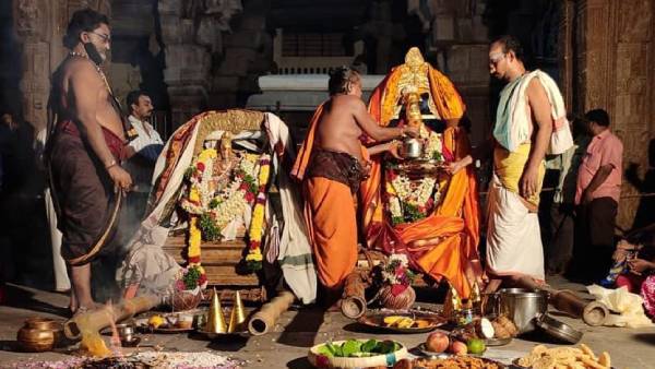 Aavani moolam festival: Nellaiappar appear befor Karuvoor Sitthar in Tirunelveli 