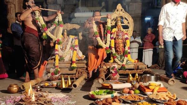 Aavani moolam festival: Nellaiappar appear befor Karuvoor Sitthar in Tirunelveli 