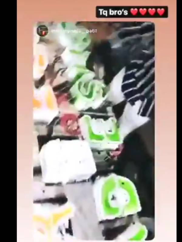 வரிசையாக வைத்த கேக்குகள் 