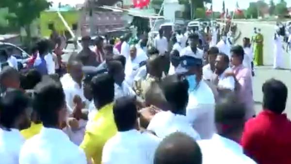 கம்புகளால் அடிதடி கம்புகளால் அடிதடி