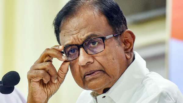 மேடையிலிருந்து இறங்கி வந்த ப சிதம்பரம் 