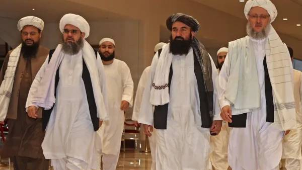 பின்னணியில் பாகிஸ்தான்