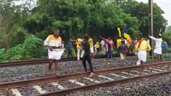 பஸ்கள் சேதம் 