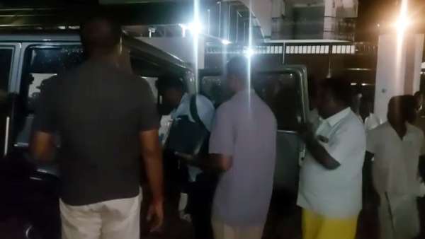 முருகானந்தன் குடும்பமே சிக்குகிறது முருகானந்தன் குடும்பமே சிக்குகிறது