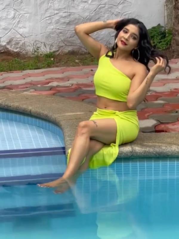  விளம்பர மாடலாக அறிமுகம்