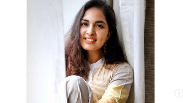 கன்னக்குழி அழகி