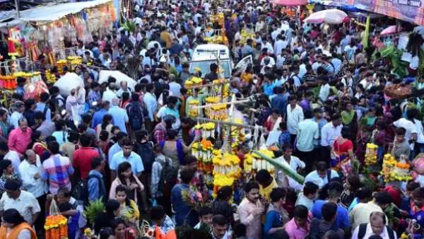 Ganesha Chaturthi 2021: Crowds flock to buy puja items - increase in flower prices Ganesha Chaturthi 2021: Crowds flock to buy puja items - increase in flower prices