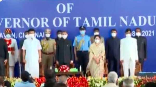 செல்போன் பார்த்துக் கொண்டிருந்தார்