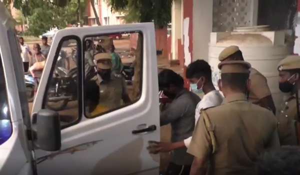 கொலையாளிகள் சரண் 