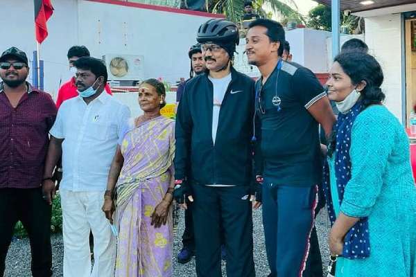 பொதுமக்கள் செல்ஃபி 