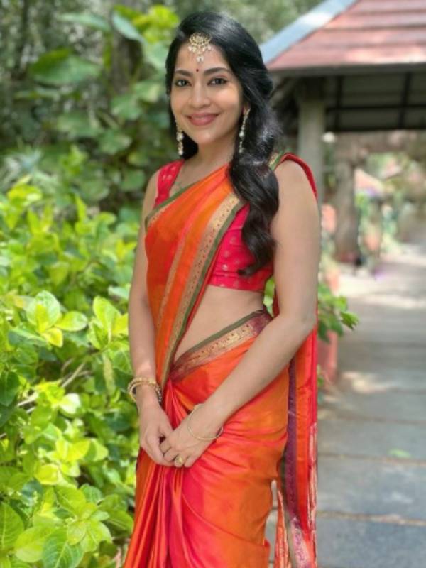 சேலையில் செய்தி இருக்கு