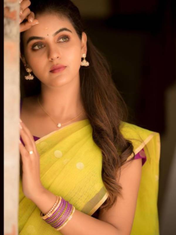 மஞ்சள் தாவணி காற்றில் பறக்குது