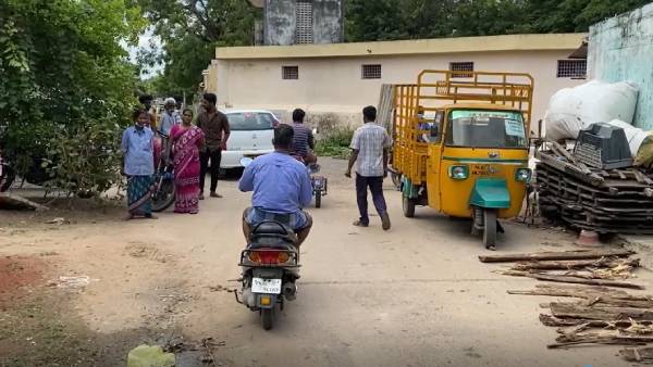 கள்ளக்காதலனுடன் தங்கிய தாய் 