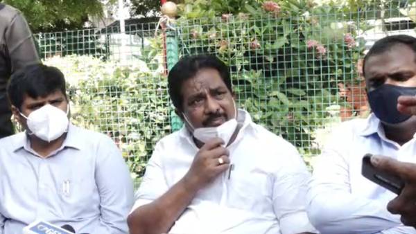 அதிகாரிகள் யார் 