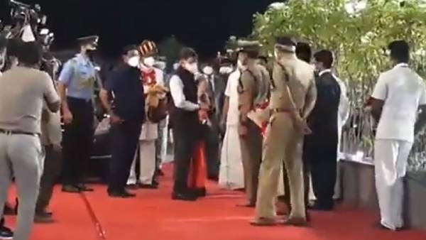 போலீசார் அணிவகுப்பு 