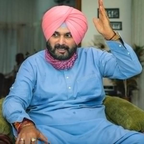 பாக். ராணுவ தளபதியை ஆரத் தழுவிய சித்து 