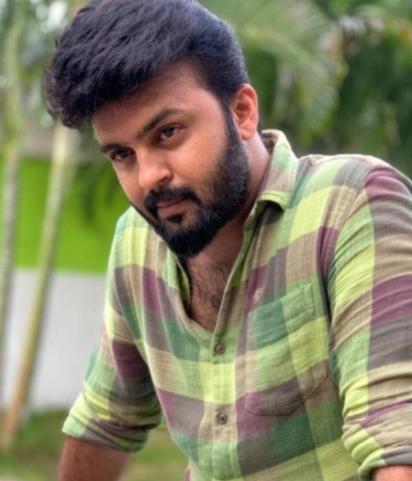 பாண்டியன் ஸ்டோரில் பிரபலம்