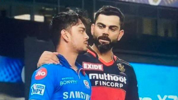 தோள் மீது கை போட்ட விராட் கோலி தோள் மீது கை போட்ட விராட் கோலி