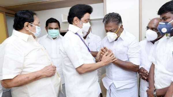 ஓபிஎஸ் கண்களில் கண்ணீர் 