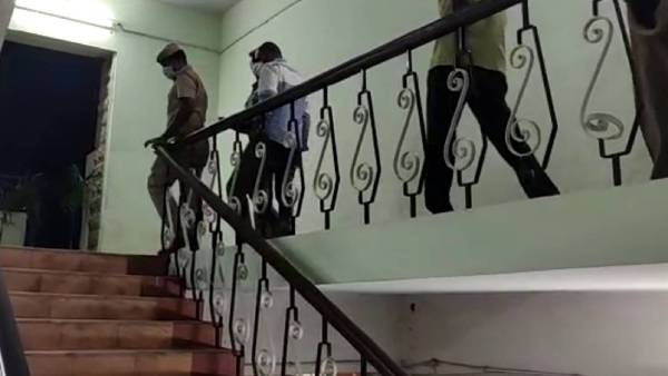 உடந்தையாக இருந்தார் 