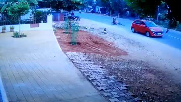 கார் மோதியது 