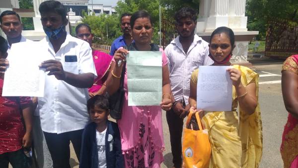 30 குடும்பங்கள் ஊரை விட்டு ஒதுக்கி வைப்பு