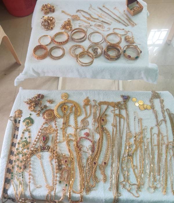 தங்க நகைகள், சொகுசு கார்கள் பறிமுதல் தங்க நகைகள், சொகுசு கார்கள் பறிமுதல்