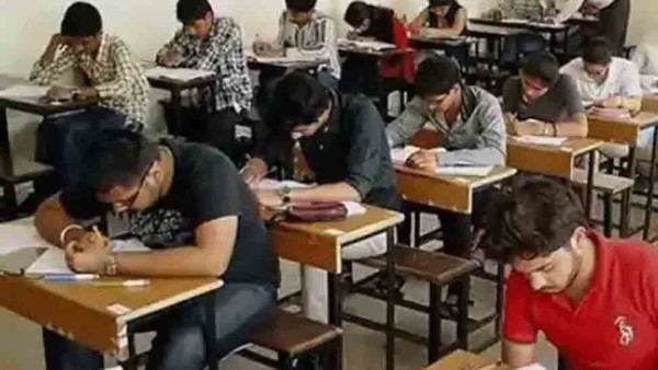 அச்சத்துடன் பார்க்கிறேன் 