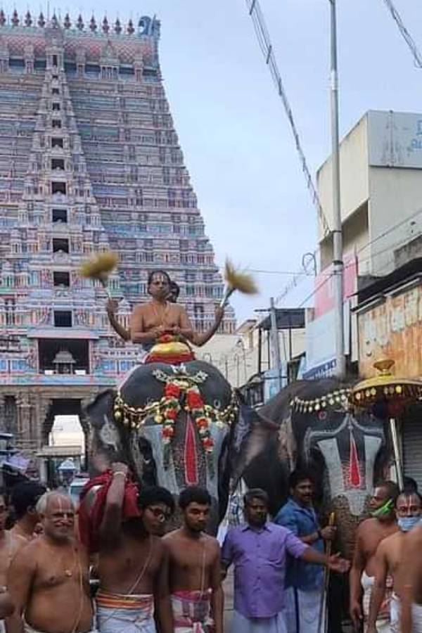 தங்கக் குடத்தில் புனிதநீர்