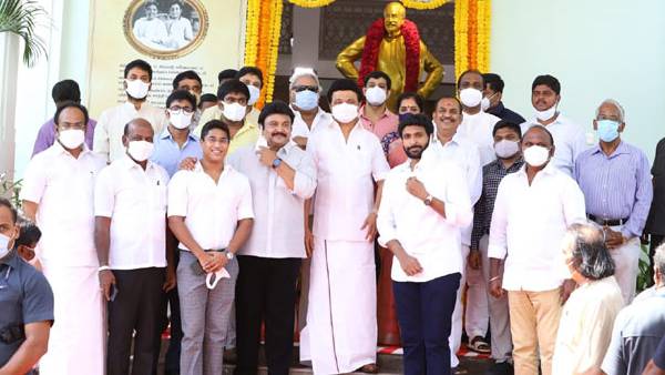 மணி மண்டபத்தில் நிகழ்ச்சி