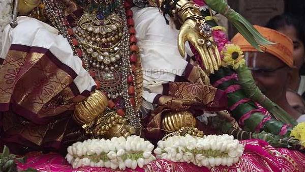 பெருமாளுக்கு தைலக்காப்பு