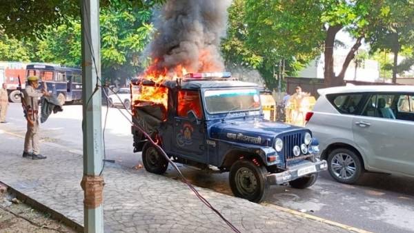 அகிலேஷ் வீடு முன்பு போலீஸ் வாகனம் எரிப்பு 