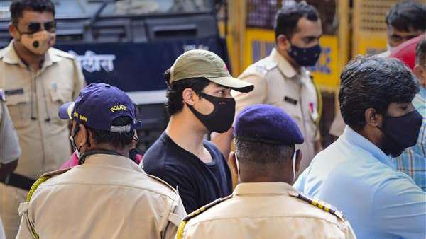 1983 ஆம் ஆண்டு தொடங்கினார் 