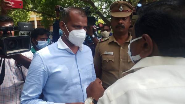 வாசலில் தடுத்து நிறுத்தம்