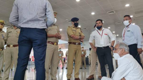 ஏர்போர்ட்டில் பூபேஷ் பாகல் போராட்டம் 