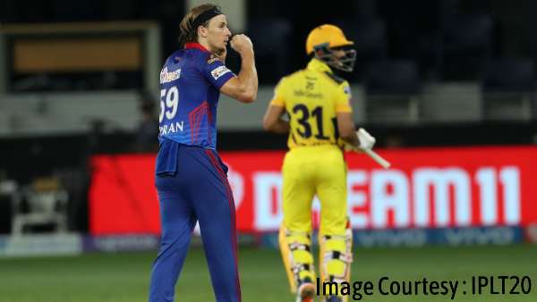 கடைசி ஓவரை வீசிய டாம் கர்ரன் 