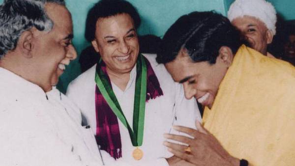 எம்ஜிஆருக்கு நெருக்கம்