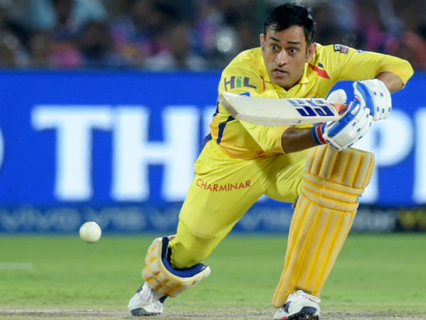 தோனி பவுண்டரி