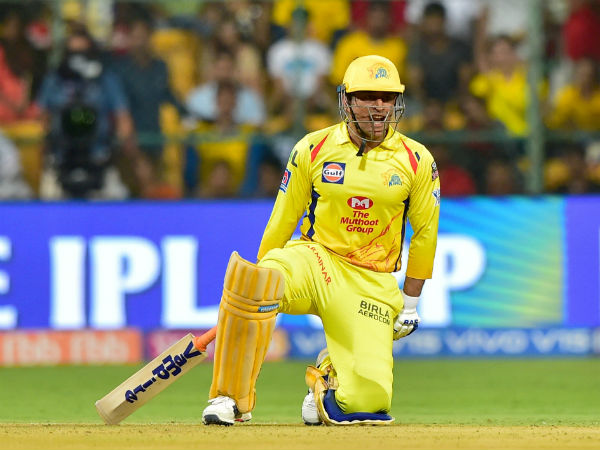 தியேட்டரிலும் எதிரொலித்த தோனி பெயர்